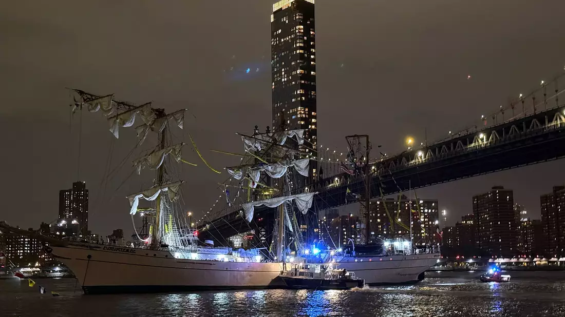 Das Ausbildungsschiff der mexikanischen Marine war am Abend verunglückt. - Bild: Kyle Viterbo/AP/dpa