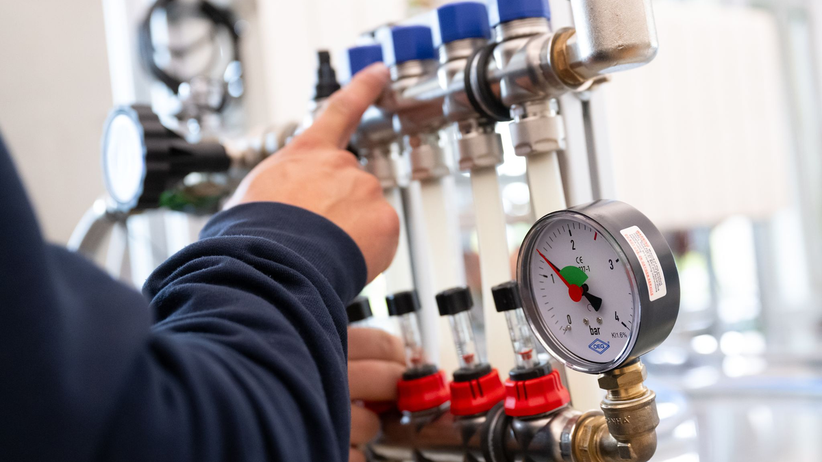 Im Bereich der Sanitär-, Heizungs- und Klimatechnik ist der Fachkräftemangel groß: Mehr als 12.000 Stellen konnten im März rechnerisch nicht besetzt werden. (Archivbild) - Foto: Sven Hoppe/dpa