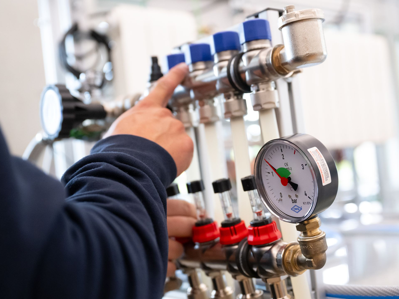 Im Bereich der Sanitär-, Heizungs- und Klimatechnik ist der Fachkräftemangel groß: Mehr als 12.000 Stellen konnten im März rechnerisch nicht besetzt werden. (Archivbild) - Foto: Sven Hoppe/dpa