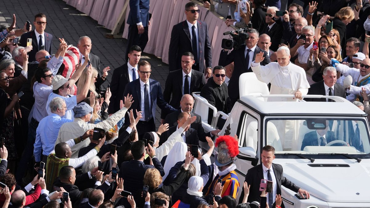 In seinem Papamobil unterwegs: Der neue Papst in Rom. - Foto: Jacquelyn Martin/Pool AP/AP/dpa