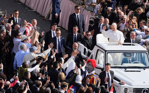 In seinem Papamobil unterwegs: Der neue Papst in Rom. - Foto: Jacquelyn Martin/Pool AP/AP/dpa