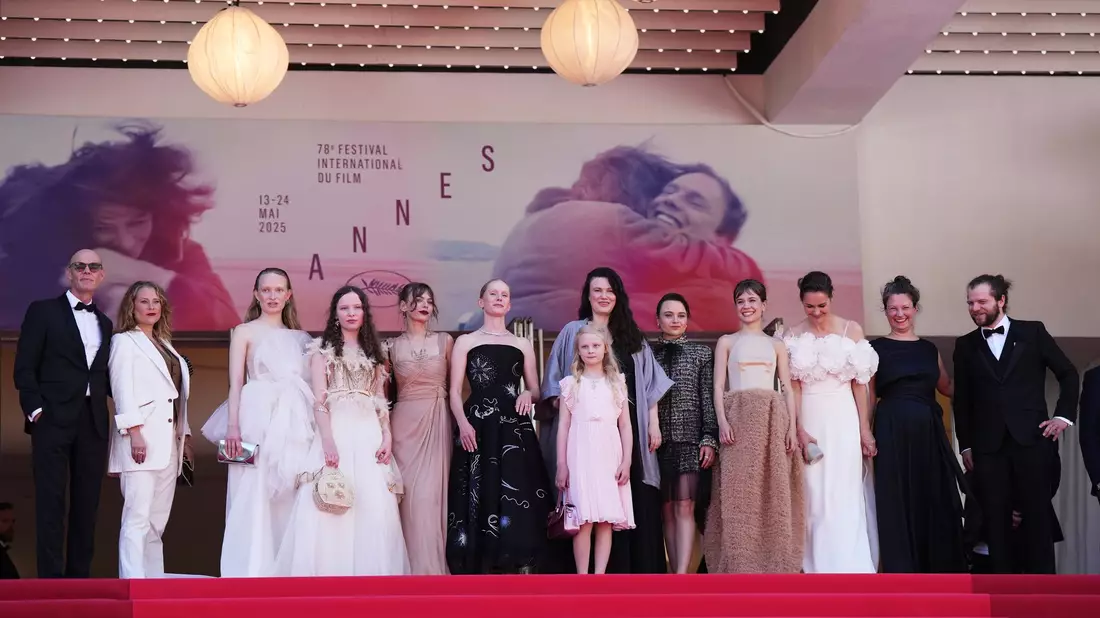 Das Filmteam von «In die Sonne schauen» bei der Premiere. - Bild: Lewis Joly/Invision/AP/dpa