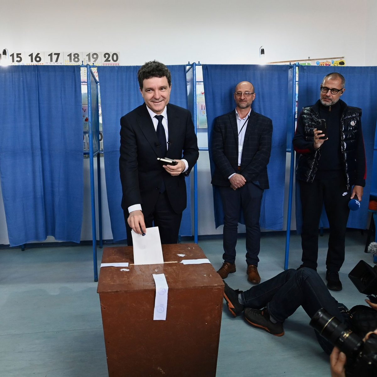 Der proeuropäische Präsidentenkandidat Nicusor Dan (l) und seine Partnerin Mirabela Gradinaru verlassen nach der Stimmabgabe in der zweiten Runde der Wiederholung der Präsidentschaftswahlen ein Wahllokal im siebenbürgischen Gebirgsort Fagaras, dem Geburtsort von Dan. - Foto: Eduard Vinatoru/AP/dpa