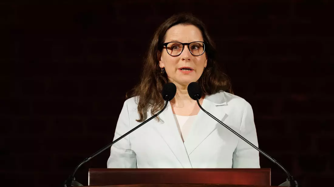 Simone Blaschka, Direktorin des deutschen Auswandererhauses, sieht Parallelen zwischen den Motiven früherer Auswanderer und heutiger Auswanderungswilliger. (Archivbild) - Bild: Friso Gentsch/dpa