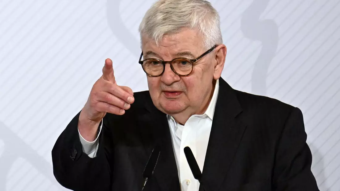 Ex-Außenminister Joschka Fischer kann sich für sich keine Auswanderung aus Deutschland vorstellen. (Archivbild) - Bild: Federico Gambarini/dpa Pool/dpa