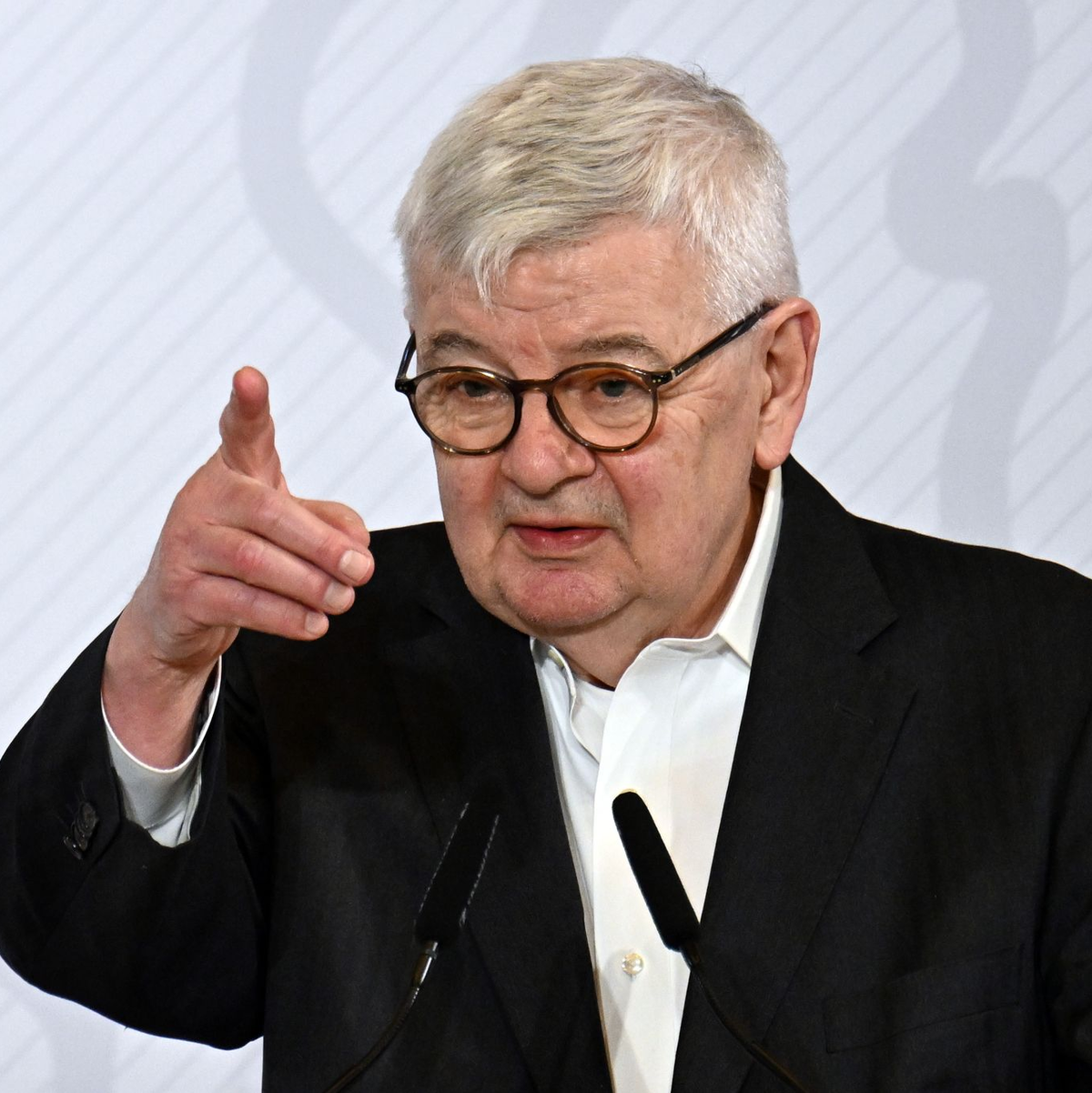 Ex-Außenminister Joschka Fischer kann sich für sich keine Auswanderung aus Deutschland vorstellen. (Archivbild) - Foto: Federico Gambarini/dpa Pool/dpa