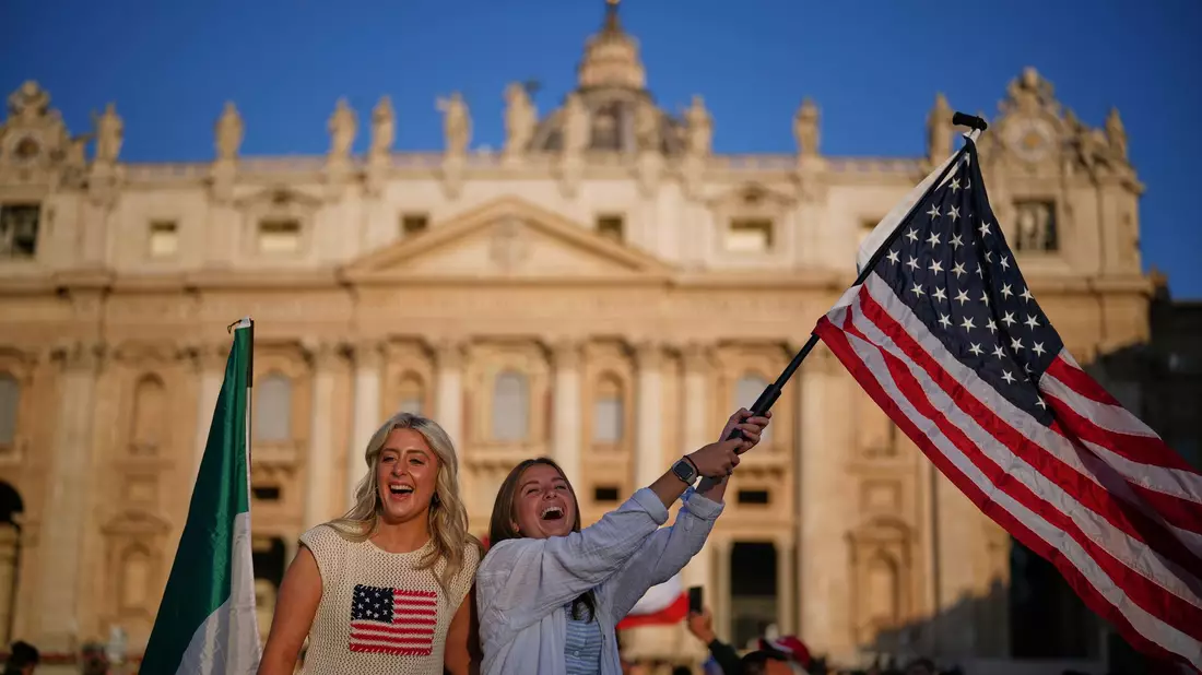 Als erster US-Amerikaner wird Leo XIV. offiziell in sein Amt als Oberhaupt der katholischen Kirche eingeführt. - Bild: Andrew Medichini/AP/dpa
