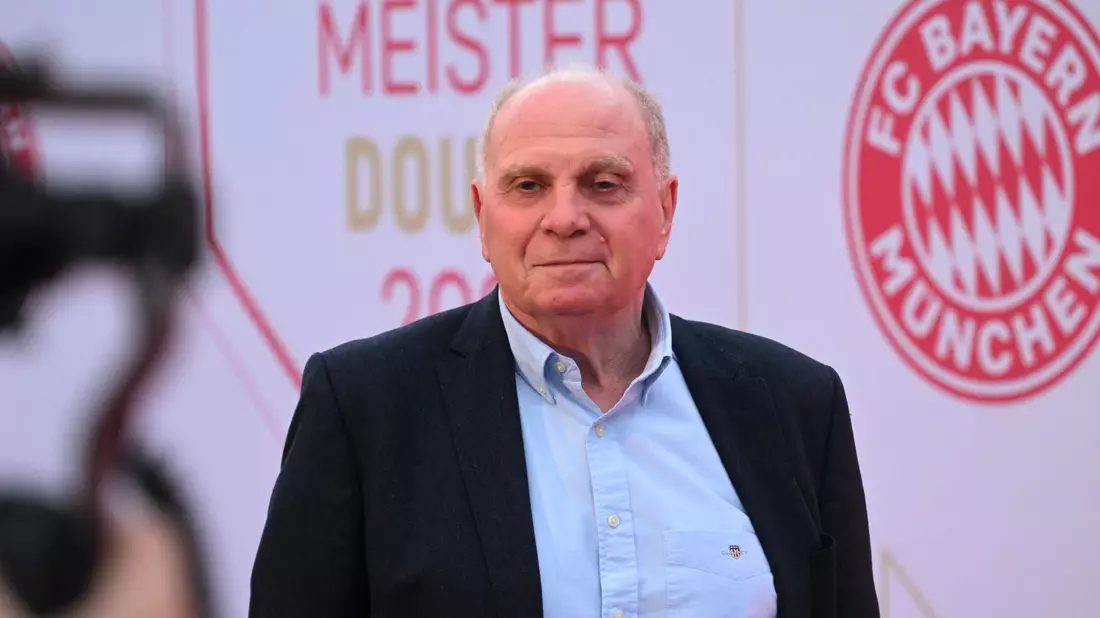 Von Ehrenpräsident Uli Hoeneß gab es mal wieder Klartext. - Bild: Felix Hörhager/dpa