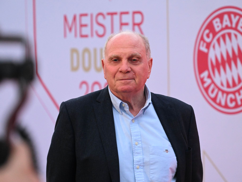 Von Ehrenpräsident Uli Hoeneß gab es mal wieder Klartext. - Foto: Felix Hörhager/dpa