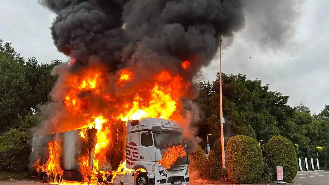 FW Moers: LKW und Kleintransporter brennen auf Hotelparkplatz / Stadtteil und Hotel ohne Strom - Bild: presseportal.de