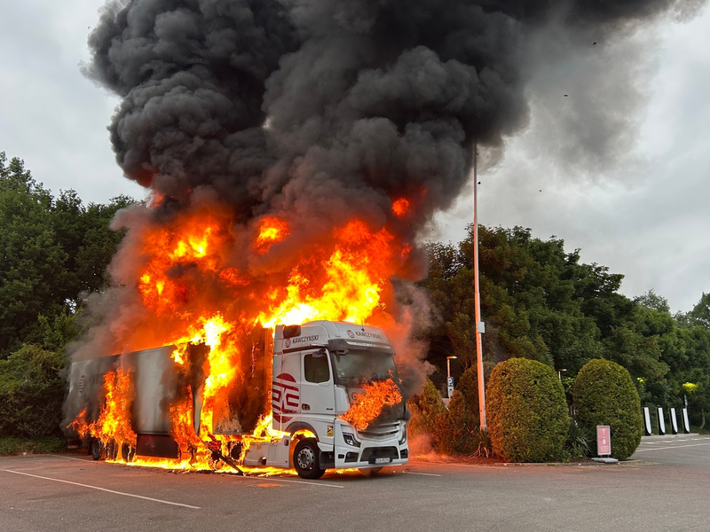 FW Moers: LKW und Kleintransporter brennen auf Hotelparkplatz / Stadtteil und Hotel ohne Strom - Foto: presseportal.de