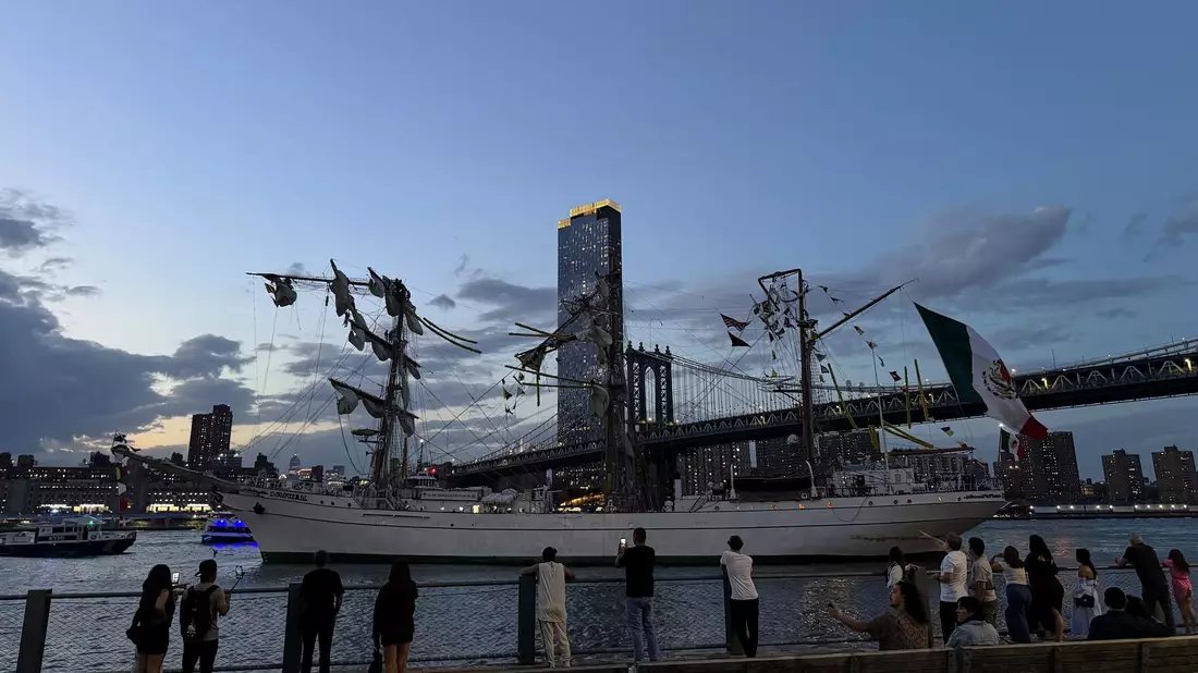 Auf dem Schiff spielten sich dramatische Szenen ab. - Bild: Nick Corso/via AP/dpa