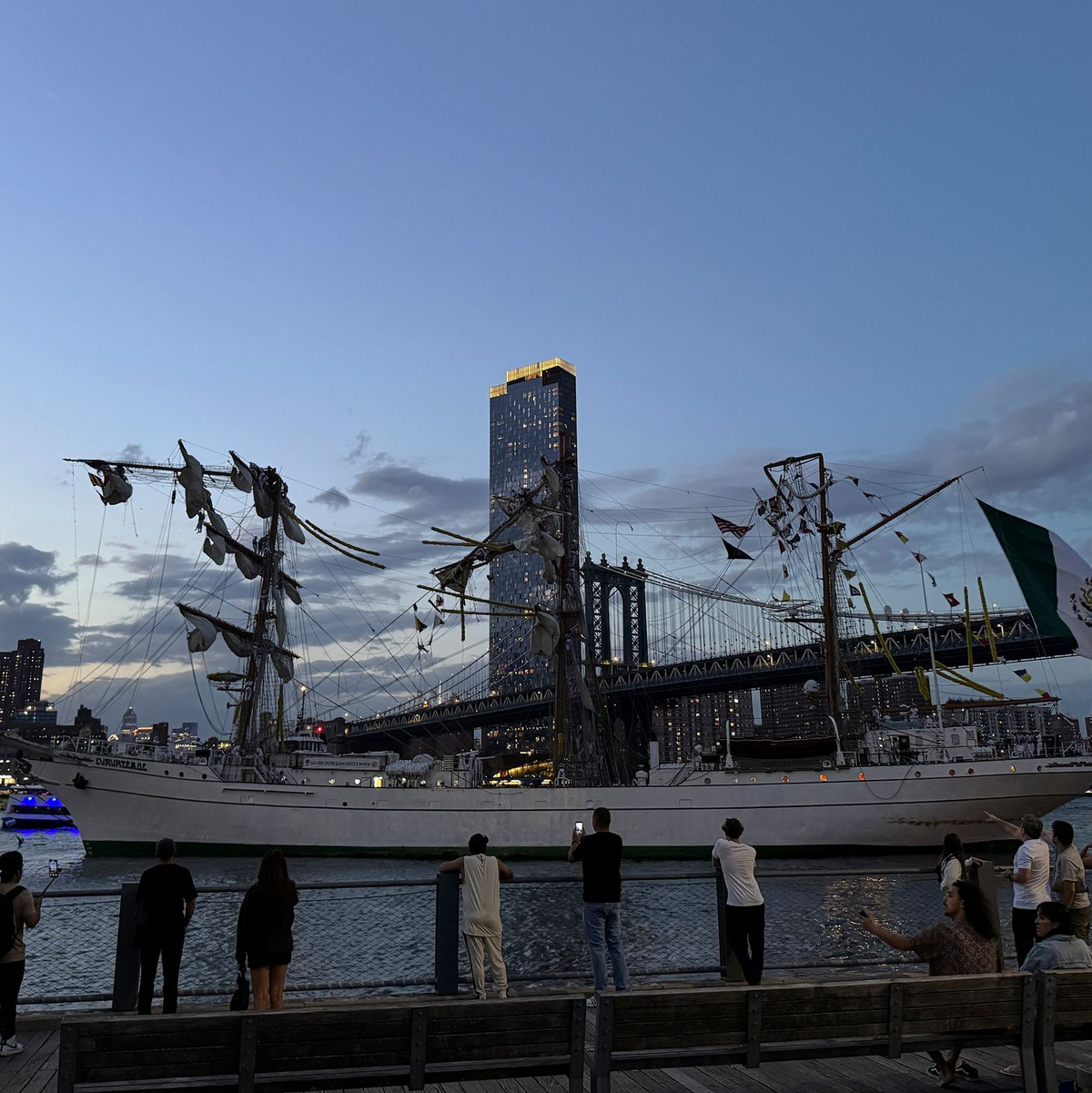 Auf dem Schiff spielten sich dramatische Szenen ab. - Foto: Nick Corso/via AP/dpa