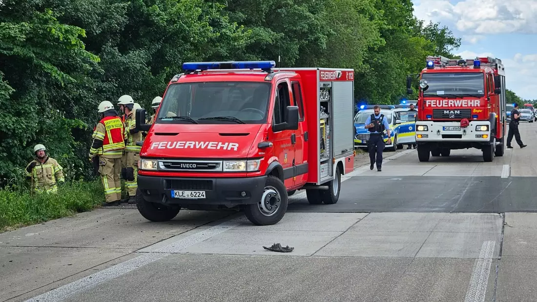 Feuerwehr Goch: Schwerer Verkehrsunfall auf der A 57: Ein Fahrzeug in Flammen, 4 Personen verletzt - Bild: presseportal.de