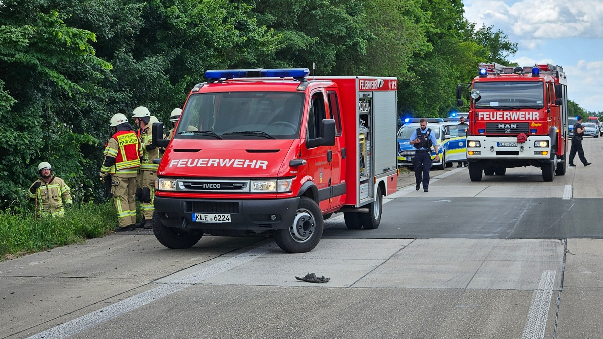 Feuerwehr Goch: Schwerer Verkehrsunfall auf der A 57: Ein Fahrzeug in Flammen, 4 Personen verletzt - Foto: presseportal.de