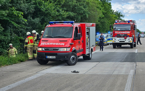 Feuerwehr Goch: Schwerer Verkehrsunfall auf der A 57: Ein Fahrzeug in Flammen, 4 Personen verletzt - Foto: presseportal.de