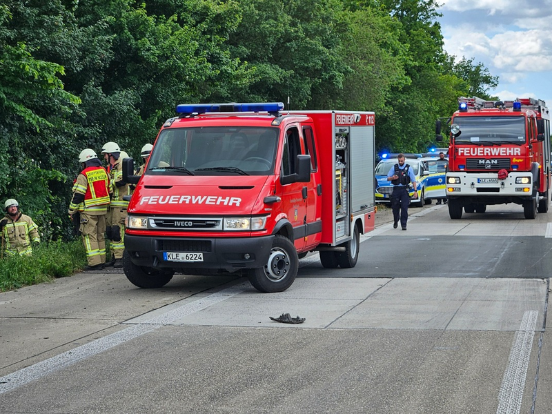 Feuerwehr Goch: Schwerer Verkehrsunfall auf der A 57: Ein Fahrzeug in Flammen, 4 Personen verletzt - Foto: presseportal.de