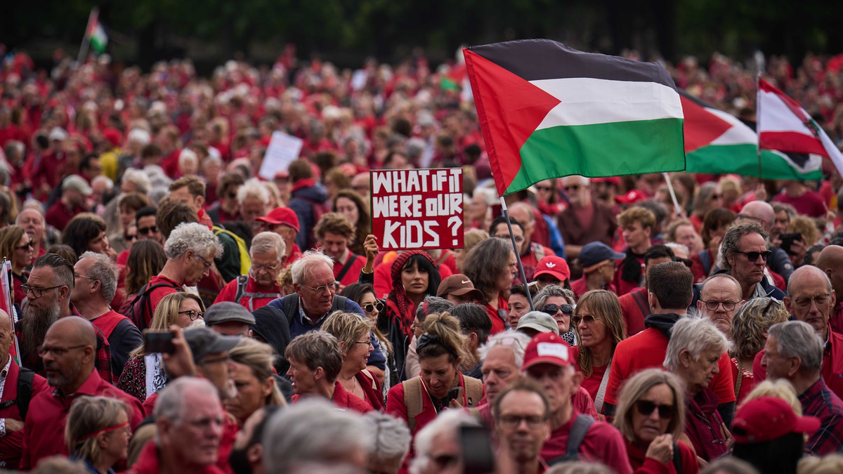 Zehntausende Niederländer verlangen von ihrer Regierung einen schärferen Kurs gegenüber Israel. - Foto: Phil Nijhuis/ANP/dpa