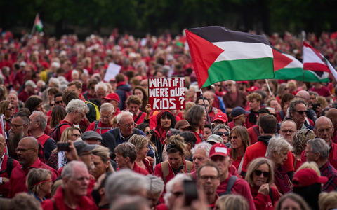Zehntausende Niederländer verlangen von ihrer Regierung einen schärferen Kurs gegenüber Israel. - Foto: Phil Nijhuis/ANP/dpa