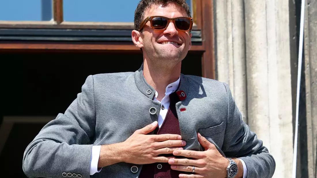 Das letzte Hurra auf dem Rathaus-Balkon: Thomas Müller. - Bild: Karl-Josef Hildenbrand/dpa