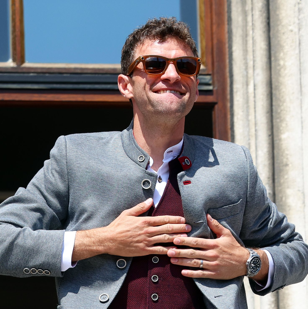 Das letzte Hurra auf dem Rathaus-Balkon: Thomas Müller. - Foto: Karl-Josef Hildenbrand/dpa