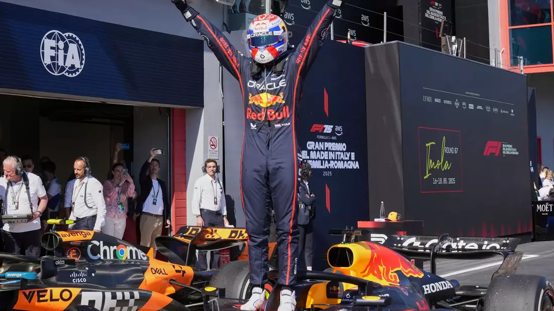Sieg im 400. Rennen des Red-Bull-Teams: Max Verstappen setzt seine Imola-Erfolgsserie fort. - Bild: Antonio Calanni/AP/dpa