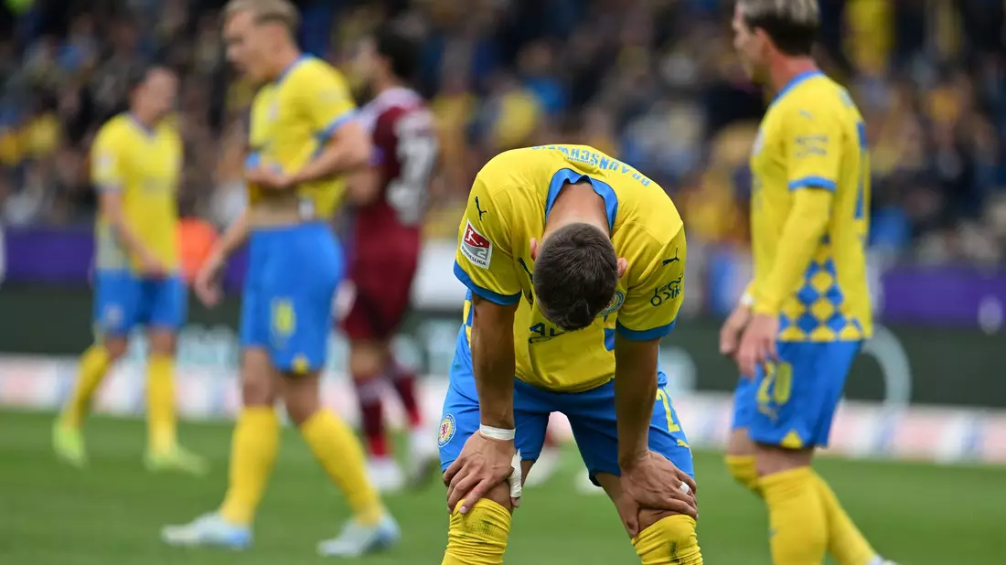 Vorgeführt: Braunschweig muss in die Relegation. - Bild: Swen Pförtner/dpa