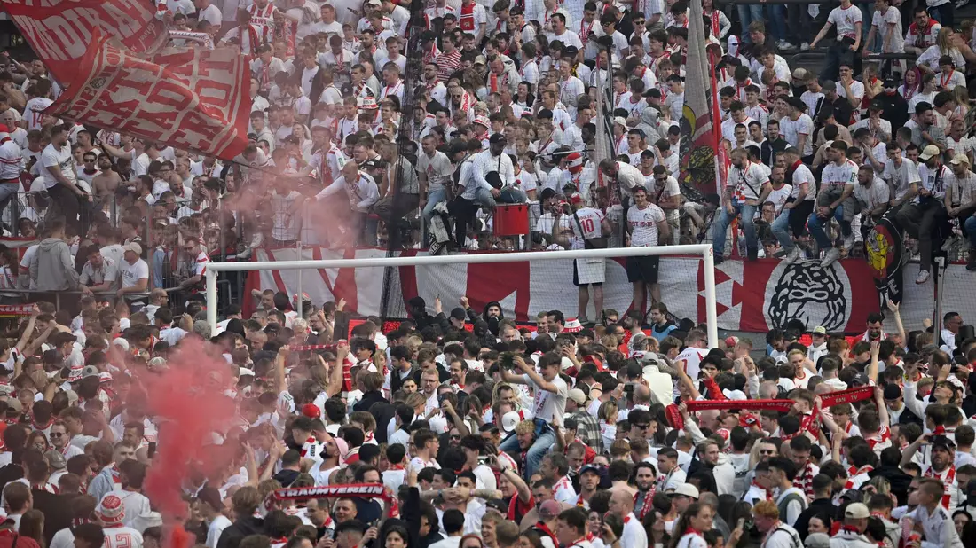 Köln feiert den Aufstieg. - Bild: Anke Waelischmiller/dpa