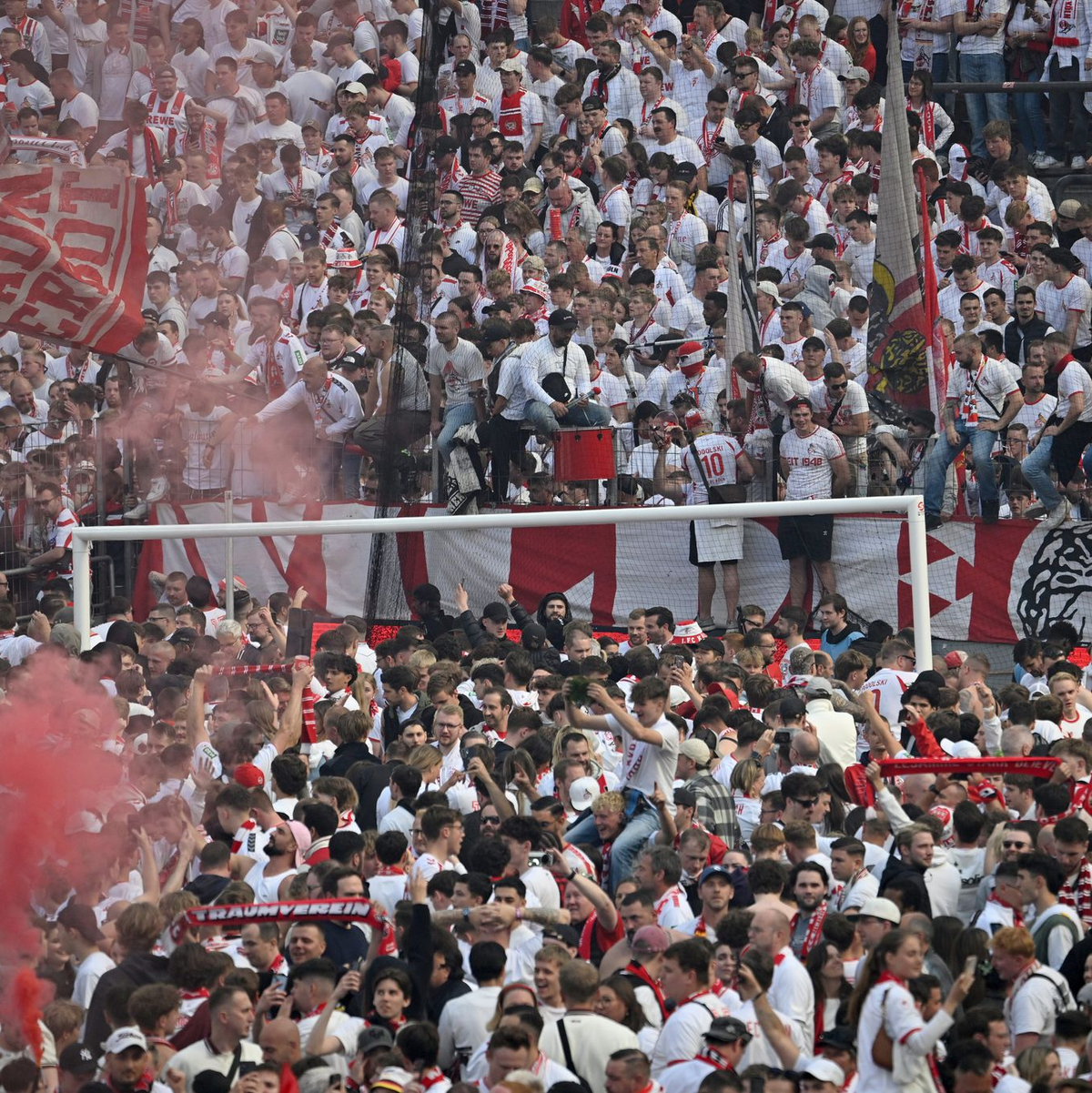 Köln feiert den Aufstieg. - Foto: Anke Waelischmiller/dpa
