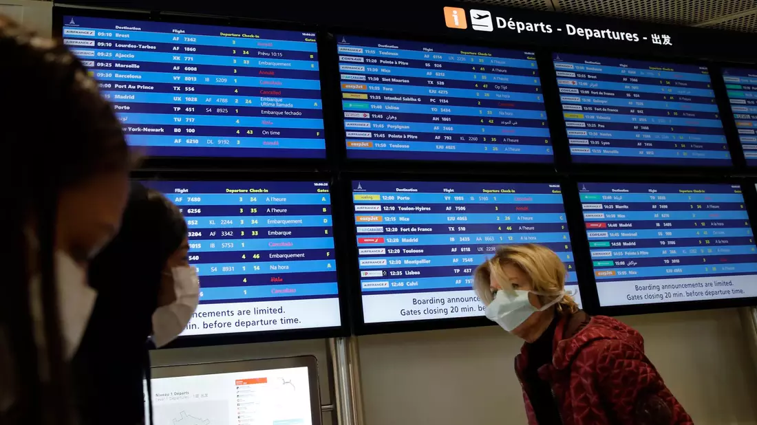 Bis zum Nachmittag wurden bereits mehrere Abflüge gestrichen, darunter Verbindungen nach Toulouse, Tunis und Palma de Mallorca. - Bild: Christophe Ena/AP/dpa