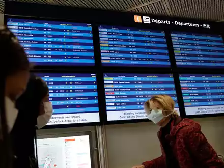 Bis zum Nachmittag wurden bereits mehrere Abflüge gestrichen, darunter Verbindungen nach Toulouse, Tunis und Palma de Mallorca. - Foto: Christophe Ena/AP/dpa
