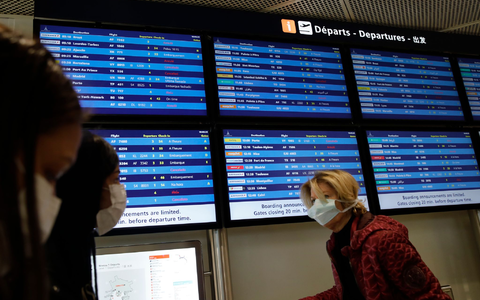 Bis zum Nachmittag wurden bereits mehrere Abflüge gestrichen, darunter Verbindungen nach Toulouse, Tunis und Palma de Mallorca. - Foto: Christophe Ena/AP/dpa