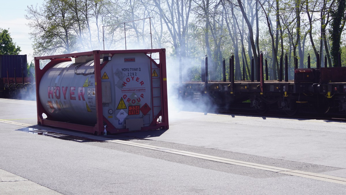FW Mechernich: ABC-Übung am 26. April 2025 im Chemiepark Knapsack Hürth - Foto: presseportal.de