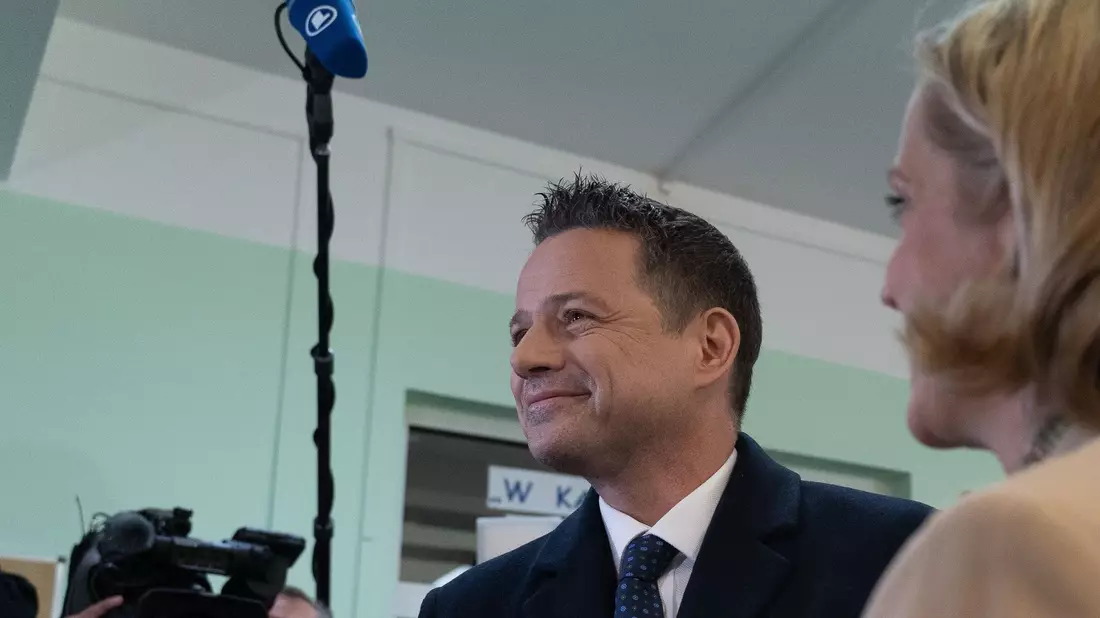 Der liberalkonservative Rafal Trzaskowski gewinnt die erste Runde der Präsidentenwahl mit hauchdünnem Vorsprung. Nun muss er in die Stichwahl.  - Bild: Marek Antoni Iwanczuk/SOPA Images via ZUMA Press Wire/dpa