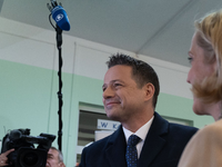 Der liberalkonservative Rafal Trzaskowski gewinnt die erste Runde der Präsidentenwahl mit hauchdünnem Vorsprung. Nun muss er in die Stichwahl.  - Foto: Marek Antoni Iwanczuk/SOPA Images via ZUMA Press Wire/dpa