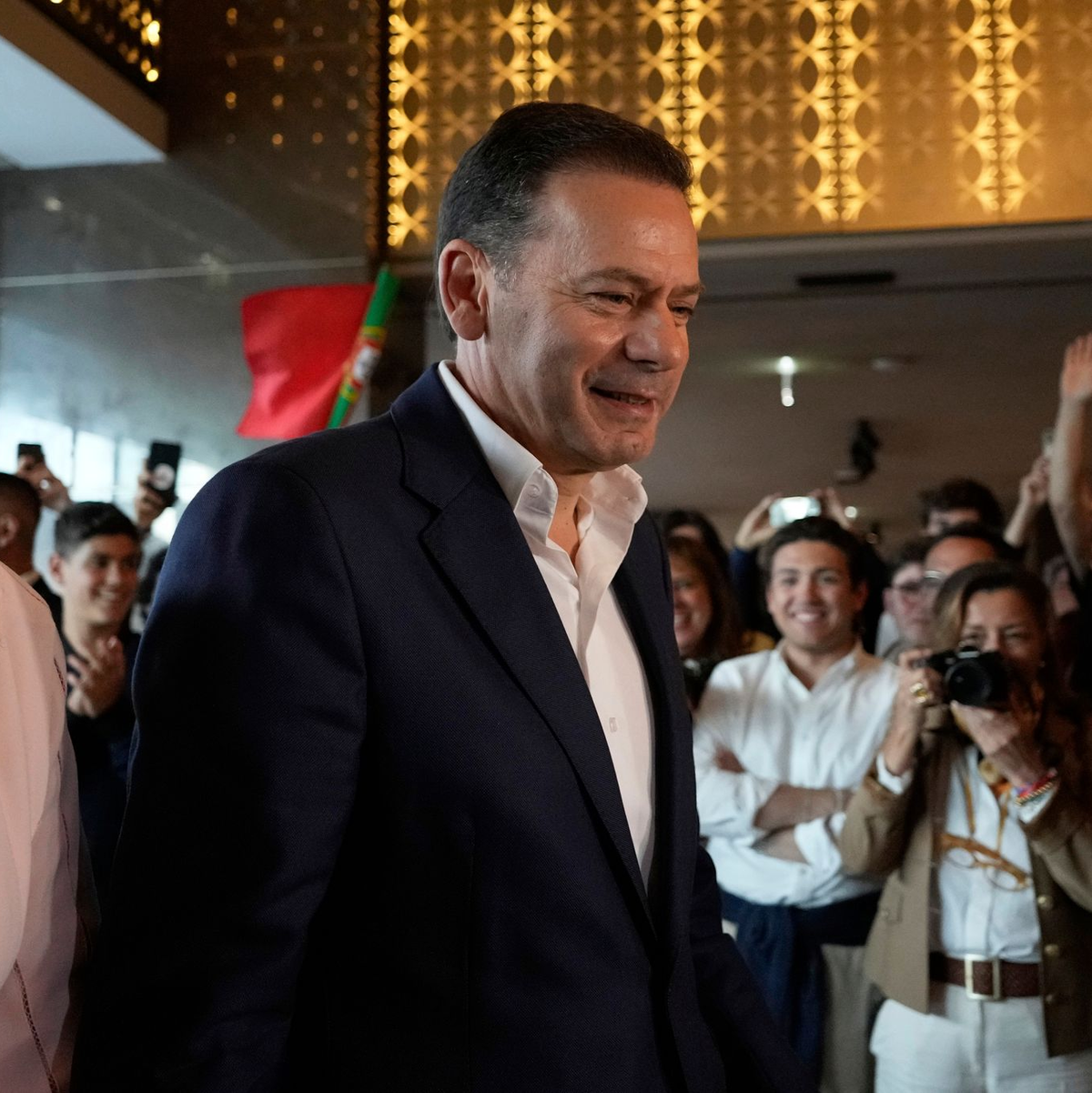 Bei den Konservativen wird gejubelt. - Foto: Armando Franca/AP/dpa