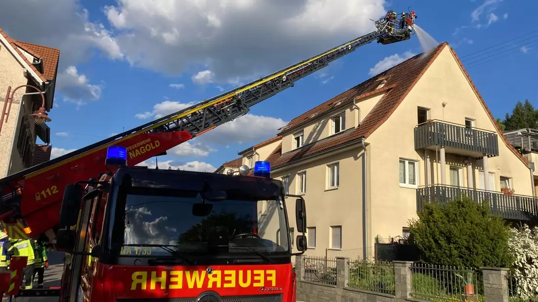 KFV-CW: Feuerwehr kann Ausbreiten eines Dachstuhlbrandes verhindern / Keine Verletzten / 300.000 Euro Sachschaden - Bild: presseportal.de