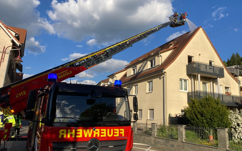 KFV-CW: Feuerwehr kann Ausbreiten eines Dachstuhlbrandes verhindern / Keine Verletzten / 300.000 Euro Sachschaden - Foto: presseportal.de