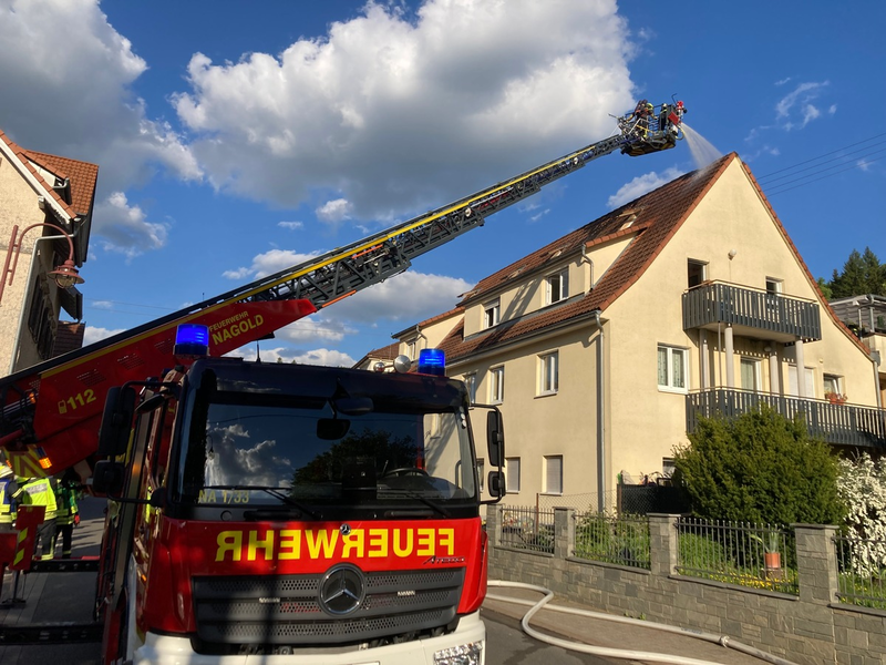 KFV-CW: Feuerwehr kann Ausbreiten eines Dachstuhlbrandes verhindern / Keine Verletzten / 300.000 Euro Sachschaden - Foto: presseportal.de