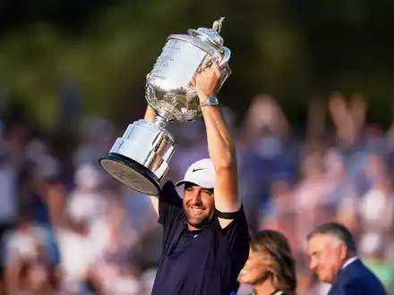 Scottie Scheffler holte sich bei der PGA Championship den dritten Major-Sieg seiner Karriere. - Foto: George Walker IV/AP/dpa