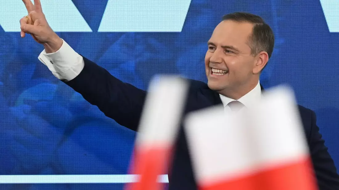Der Kandidat Karol Nawrocki von der nationalkonservativen PiS muss im Rennen um Polens Präsidentschaft in die Stichwahl. - Bild: Adam Warzawa/PAP/dpa