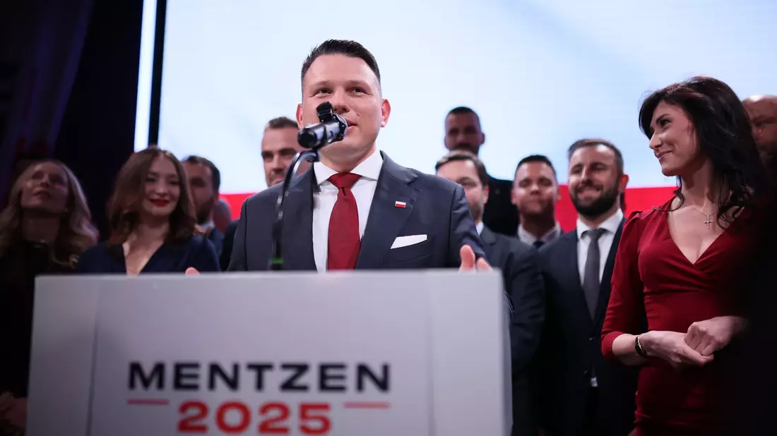 Der rechtsextreme Kandidat Slawomir Mentzen, der in der ersten Runde der polnischen Präsidentenwahl auf dem dritten Platz landete, will seinen Anhängern eine Wahlempfehlung geben. - Bild: Leszek Szymanski/PAP/dpa