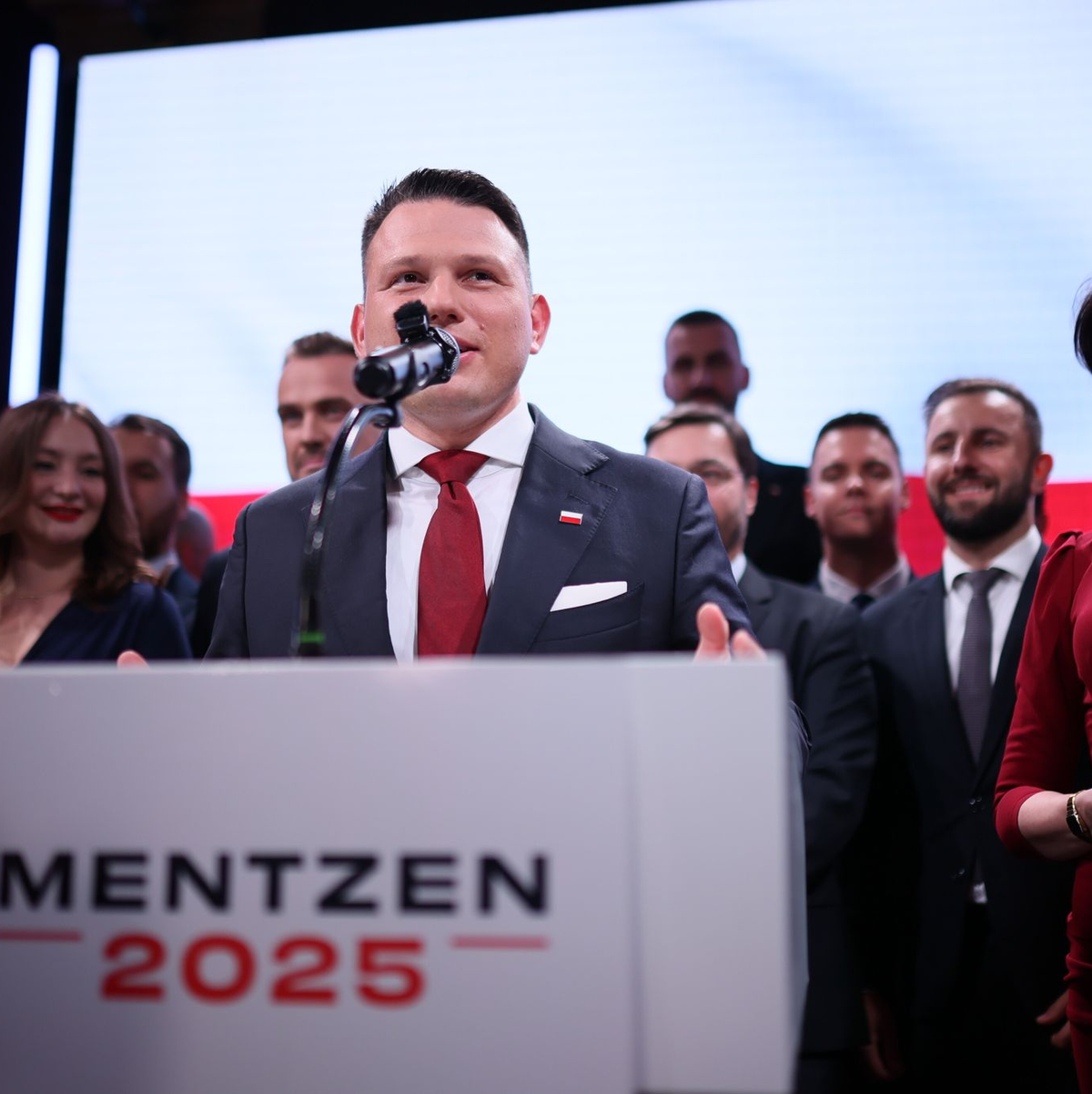Der rechtsextreme Kandidat Slawomir Mentzen, der in der ersten Runde der polnischen Präsidentenwahl auf dem dritten Platz landete, will seinen Anhängern eine Wahlempfehlung geben. - Foto: Leszek Szymanski/PAP/dpa