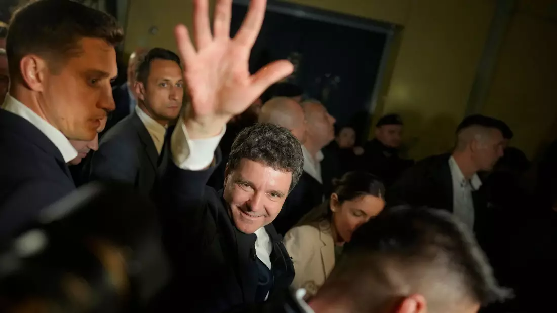 Der unterlegene Rechtspopulist Simion hatte sich weit vor dem Ende der Auszählung und entgegen der Prognosen zum Sieger erklärt. - Bild: Vadim Ghirda/AP/dpa