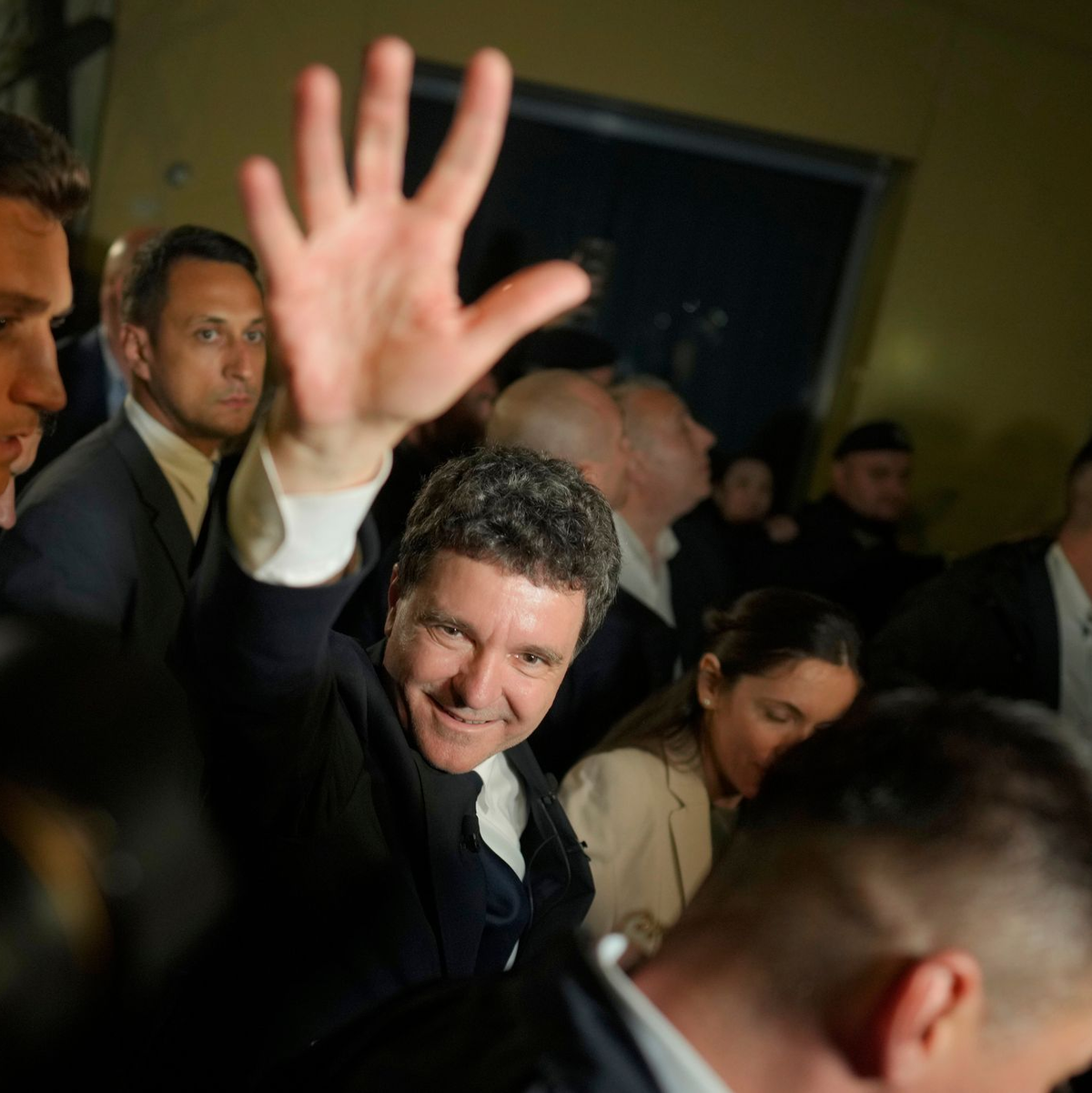 Der unterlegene Rechtspopulist Simion hatte sich weit vor dem Ende der Auszählung und entgegen der Prognosen zum Sieger erklärt. - Foto: Vadim Ghirda/AP/dpa