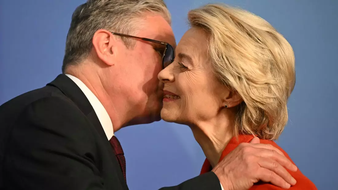 Die Chemie zwischen dem britischen Premier Keir Starmer und EU-Kommissionschefin von der Leyen stimmt schon mal. (Archivbild) - Bild: Justin Tallis/Pool AFP via AP/dpa