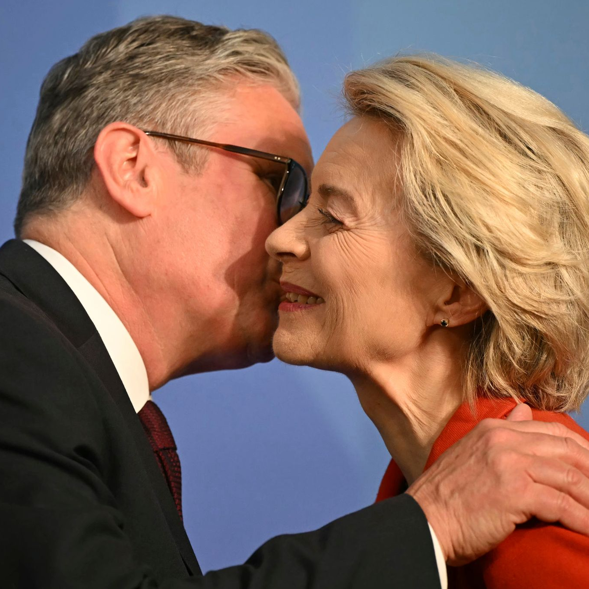 Die Chemie zwischen dem britischen Premier Keir Starmer und EU-Kommissionschefin von der Leyen stimmt schon mal. (Archivbild) - Foto: Justin Tallis/Pool AFP via AP/dpa