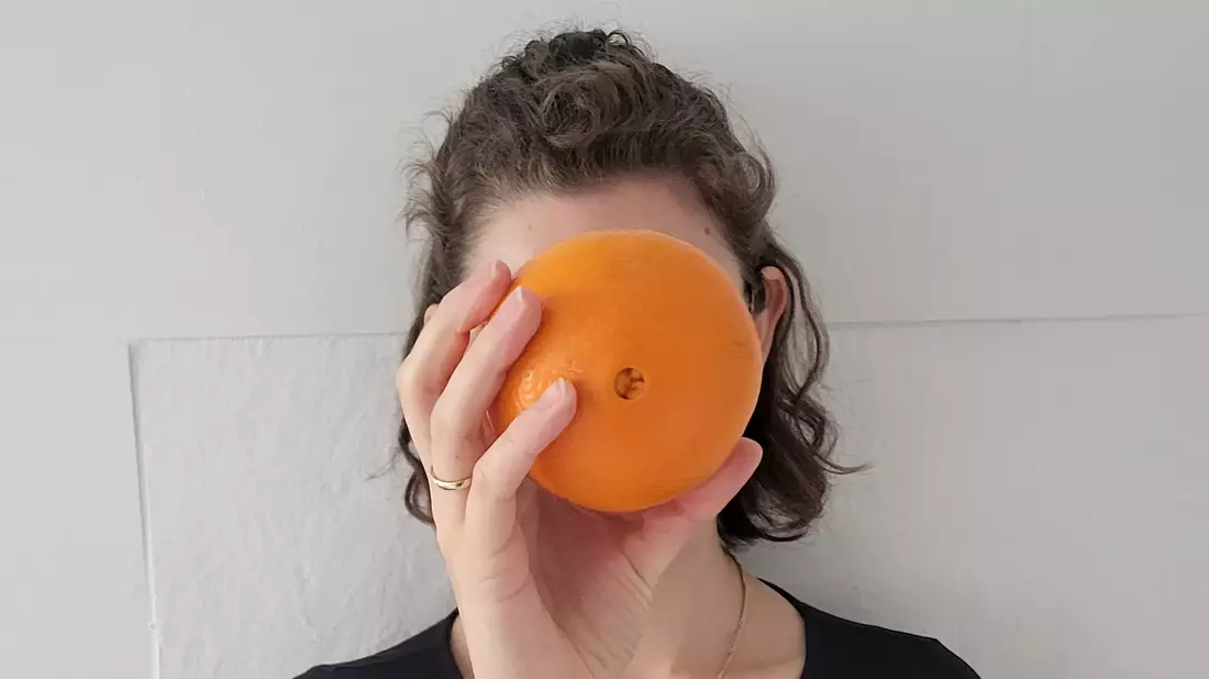Mara kann keine Orangen essen und nicht einmal Orangensaft mit Fruchtfleisch trinken. Reiner Saft ist für sie aber kein Problem.  - Bild: Privat/dpa