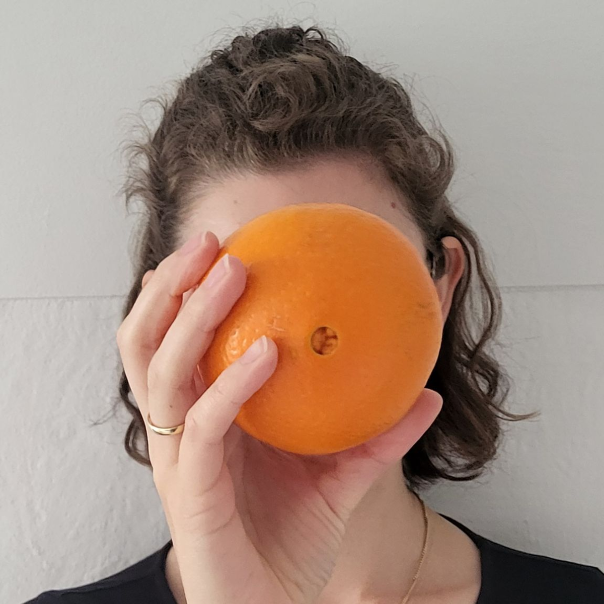 Mara kann keine Orangen essen und nicht einmal Orangensaft mit Fruchtfleisch trinken. Reiner Saft ist für sie aber kein Problem.  - Foto: Privat/dpa