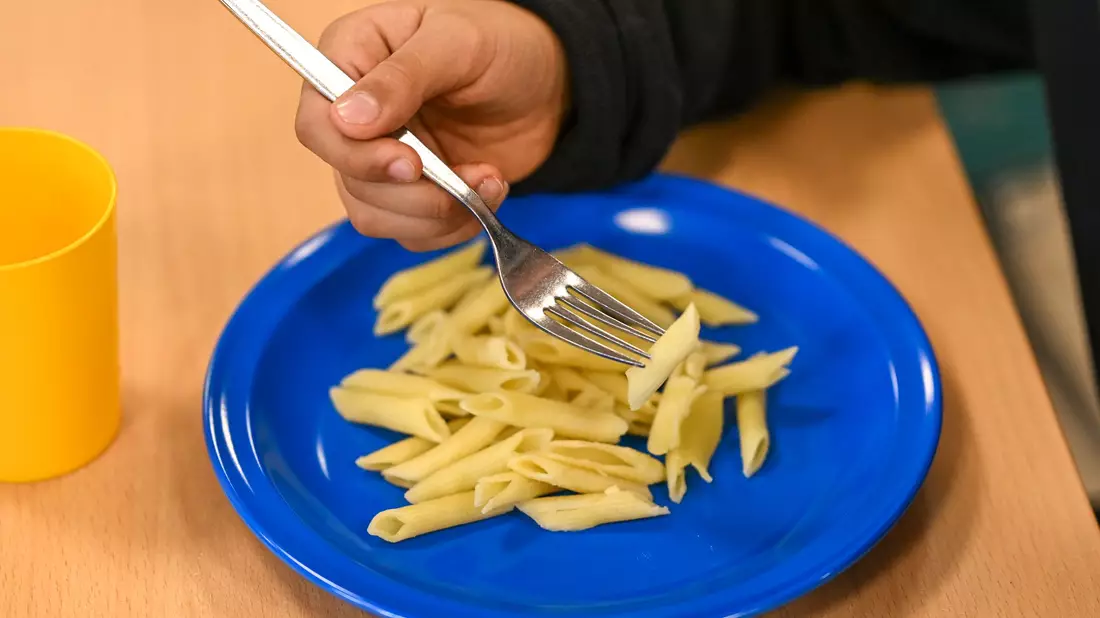 In kleinen Schritten vorangehen. Schon eine andere Nudelform zu essen, könnte ein Erfolg sein. (Symbolbild) - Bild: Jens Kalaene/dpa